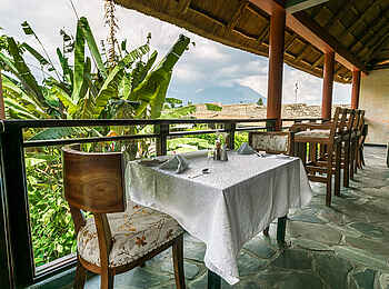 Five Volcanoes Boutique Hotel: Frühstück auf einer Terrasse