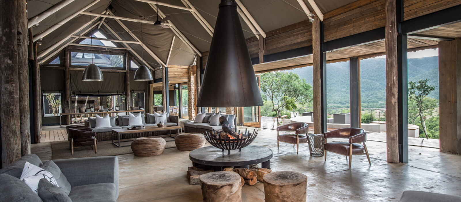 Kariega Settlers Drift Lodge: Lounge mit offener Feuerstelle Kariega Settlers Drift Lodge: Lounge mit offener Feuerstelle