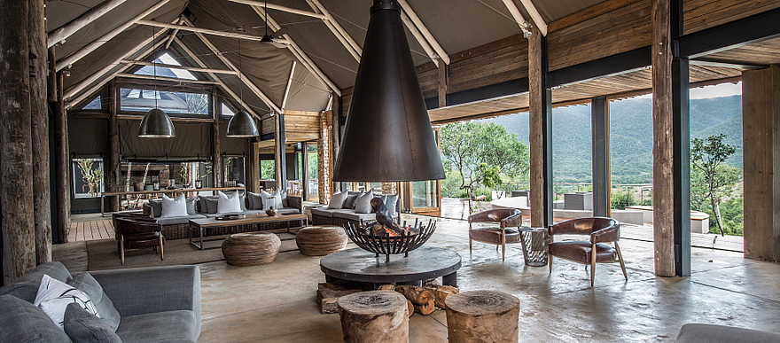 Kariega Settlers Drift Lodge: Lounge mit offener Feuerstelle Kariega Settlers Drift Lodge: Lounge mit offener Feuerstelle