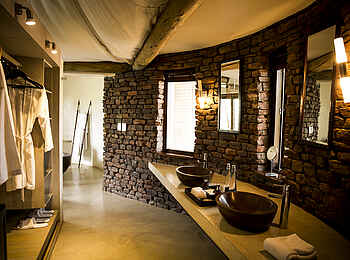 Marataba Safari Lodge: Waschbecken mit Spiegeln und Kleiderschrank