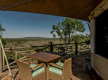 Ol Seki Hemingways Mara: Blick vom steinernen Deck eines Gästezeltes