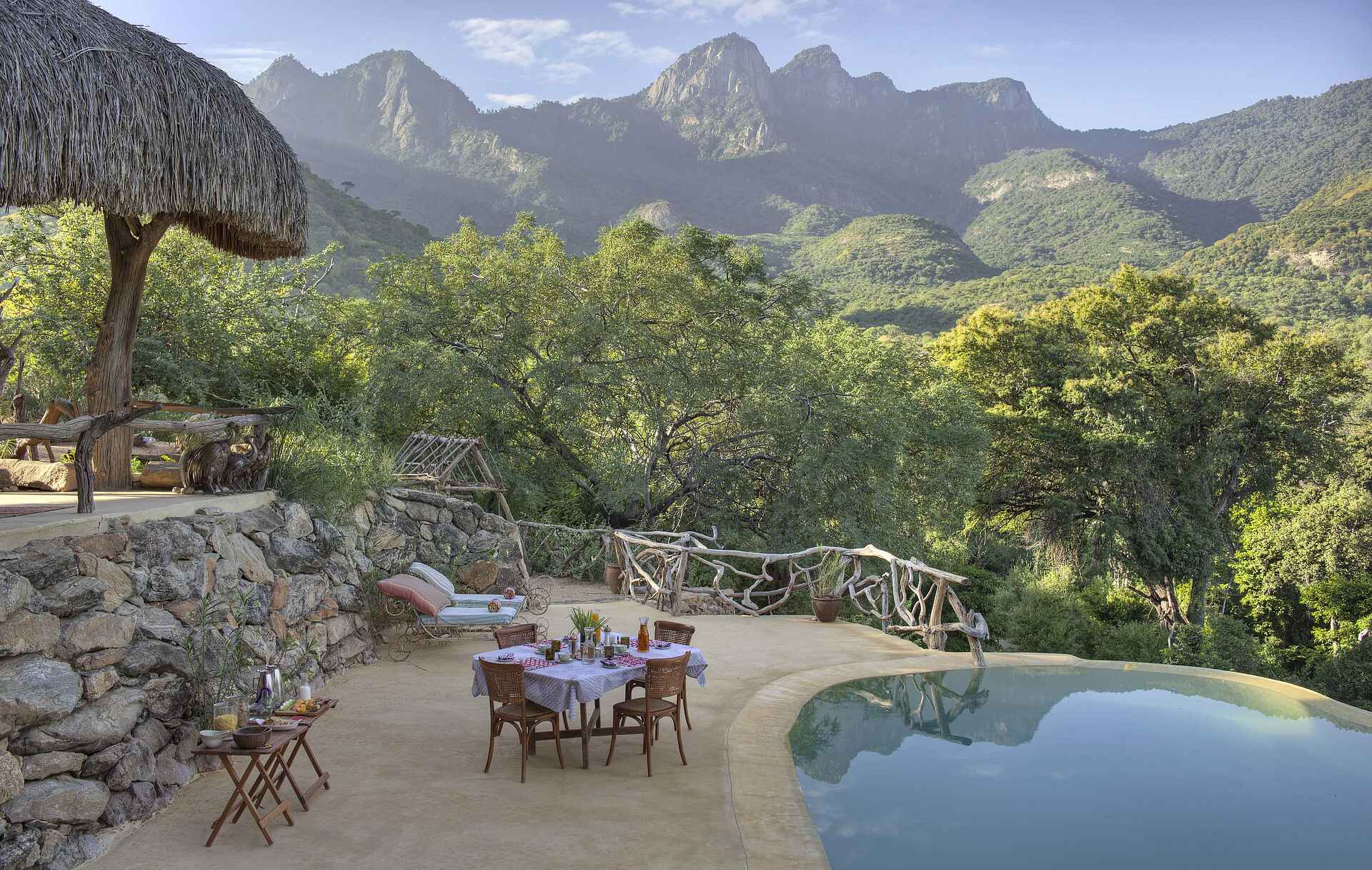 Mathews Mountain Range, Namunyak Conservancy, Sarara Tree, Singing Wells, Blick, Esstisch, Hauptgebäude, Infinity Pool, Panorama, Swimming Pool, Afrikarma, Afrikarma Safaris, Afrikarma Safaris - Wildnis. Hautnah., Afrikarma.de