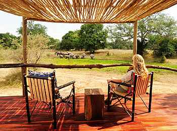 Bilimungwe Bushcamp: Elefanten vor einer privaten Veranda