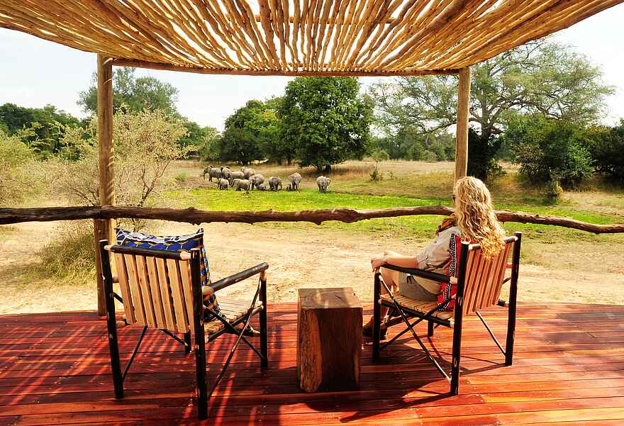 Bilimungwe Bushcamp: Elefanten vor einer privaten Veranda Bilimungwe Bushcamp: Elefanten vor einer privaten Veranda