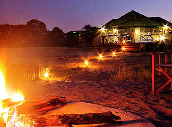Camp Savuti: Lagerfeuer vor dem Hauptgebäude