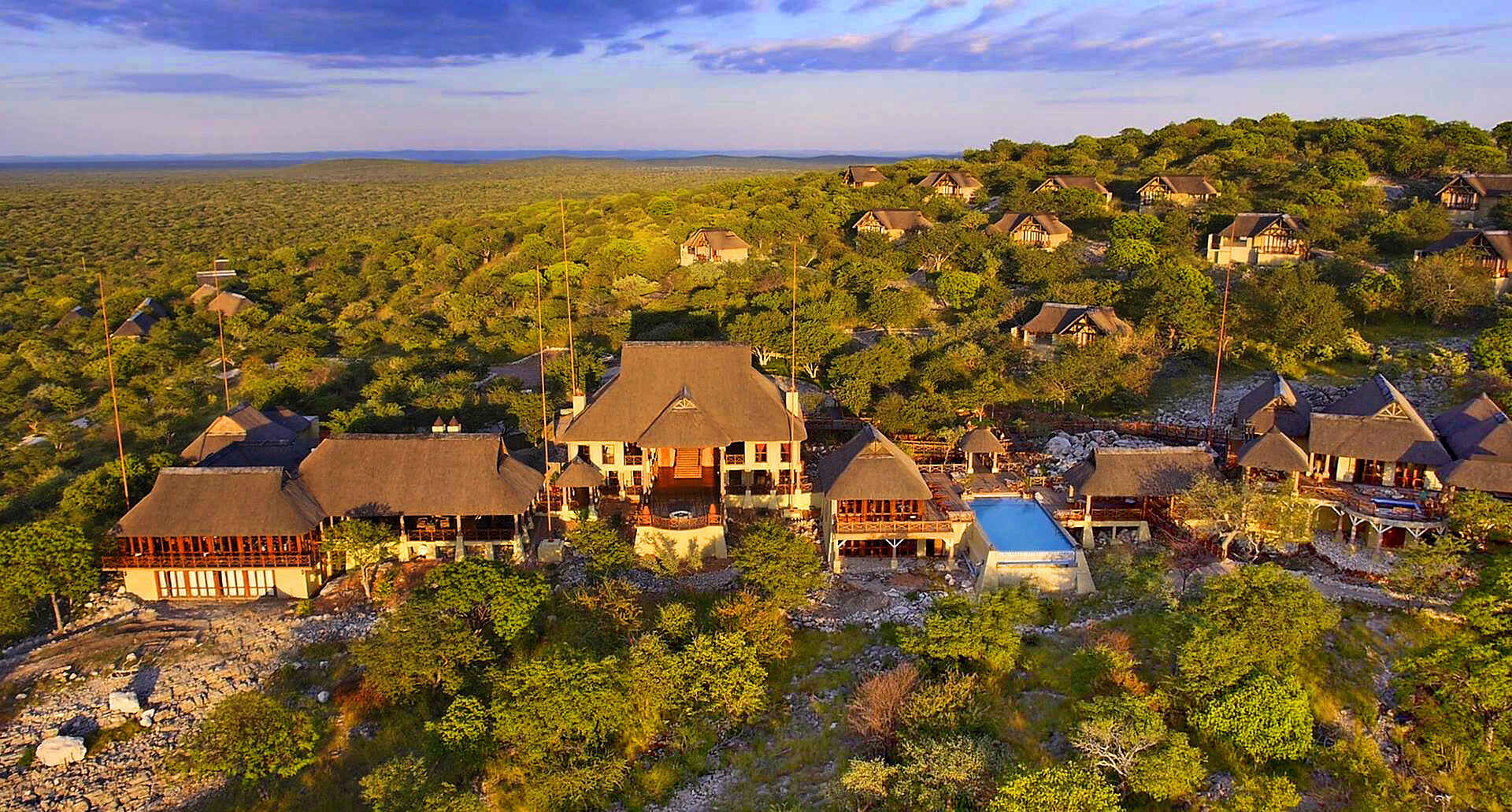 Epacha Game Lodge & Spa, Epacha Private Game Reserve, Epacha Wildtierreservat, Etosha Nationalpark, Hauptbereich, Luftaufnahme, Pool, Privatsphäre, Afrikarma, Afrikarma Safaris, Afrikarma Safaris – Wildnis. Hautnah., afrikarma.de