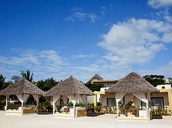 Gold Zanzibar Beach House & Spa: Pavilions vor den Beach Suiten