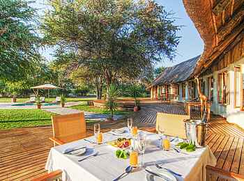 Leroo la Tau Lodge: Hauptterrasse und Pool