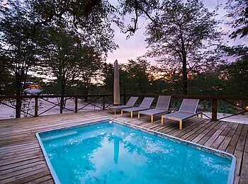 Mankwe Bush Lodge: Der Pool und das Sonnendeck