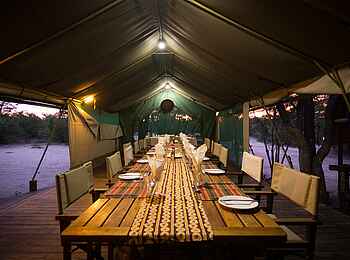 Mankwe Bush Lodge: Die lange Tafel des Speisezelts