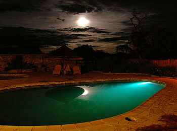 Mukambi Safari Lodge: Mondschein am Pool Mukambi Safari Lodge: Mondschein am Pool