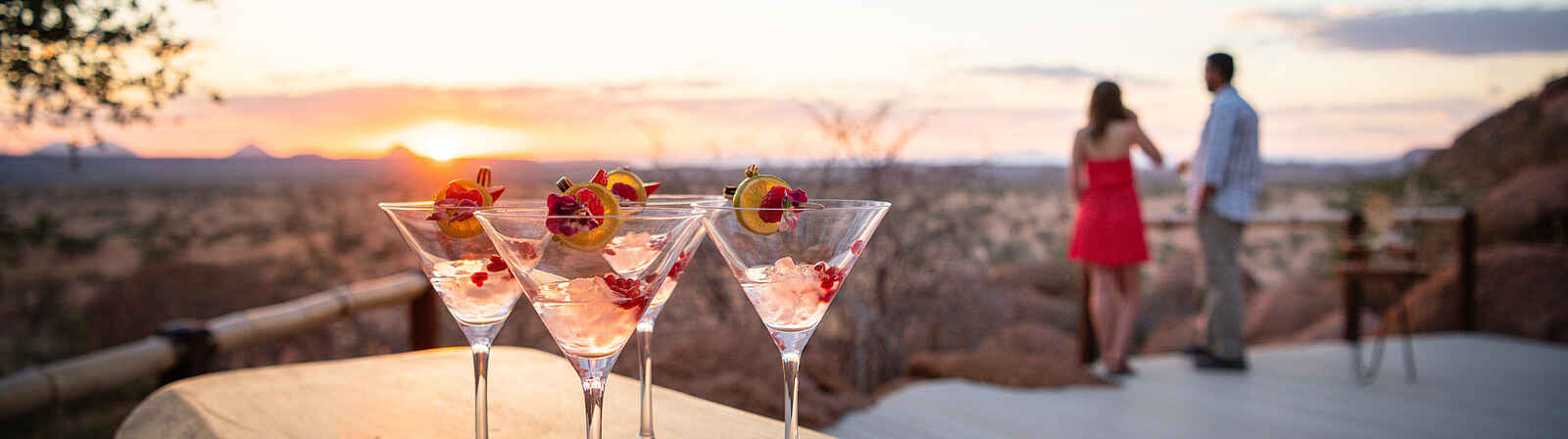 Onduli Ridge Camp: Sundowner auf der Terrasse Onduli Ridge Camp: Sundowner auf der Terrasse