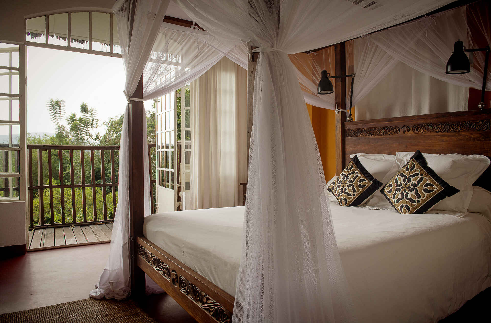 Arusha, Arusha National Park, Kilimanjaro National Park, Mount Meru, Onsea House, Onsea House Tanzania Limited, Tansania, Tanzania, Themi Hill, Guest Cottage, Himmelbett, Kissen, Schlafzimmer, Terrasse, Terrassentür, Afrikarma, Afrikarma Safaris, Afrikarma Safaris – Wildnis. Hautnah., afrikarma.de