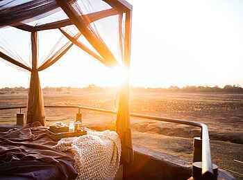 Puku Ridge Camp: Bett unter freiem Himmel Puku Ridge Camp: Bett unter freiem Himmel