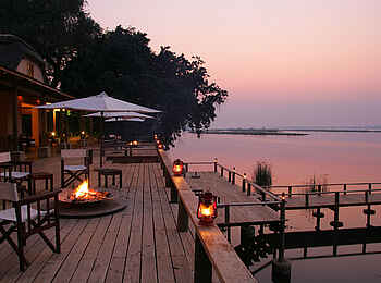 Royal Zambezi Lodge: Abendstimmung auf dem Flussdeck