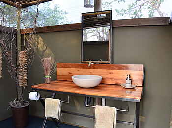 Sango Safari Camp: Gästebad mit Waschtisch