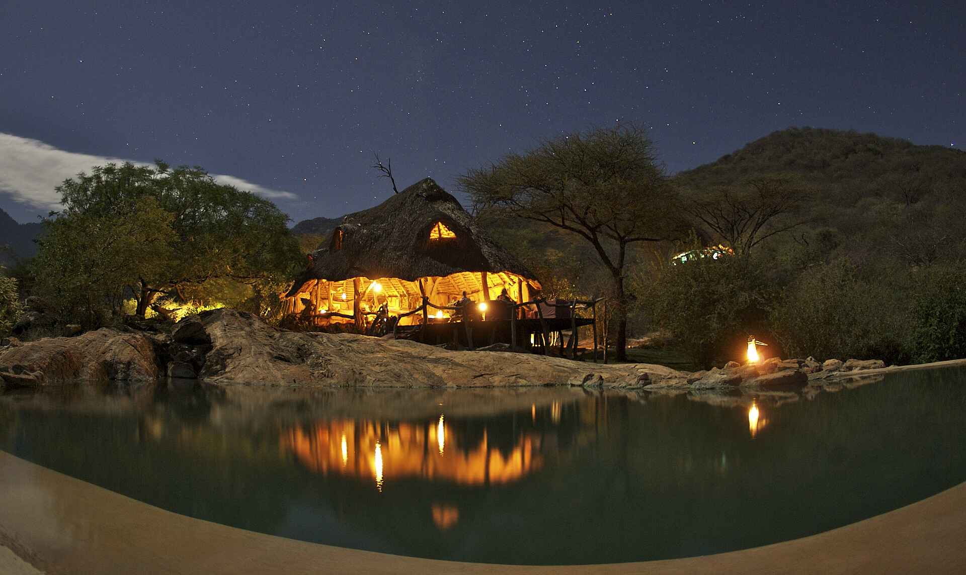 bush & beyond, namunyak wildlife conservation trust, sarara, lounge, nachtbeleuchtung, afrikarma, afrikarma safaris, afrikarma safaris - wildnis. hautnah., afrikarma.de, ankleidebereich, badezimmer, Jeremy Bastard