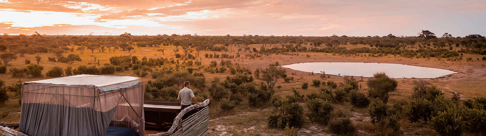 Skybeds: Blick von einem Skybed auf das Wasserloch Skybeds: Blick von einem Skybed auf das Wasserloch