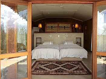 Waterberg Guest Farm: Blick ins Bungalow-Schlafzimmer Waterberg Guest Farm: Blick ins Bungalow-Schlafzimmer