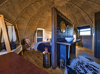 Whichaway Camp: Raum mit offenem Badezimmer