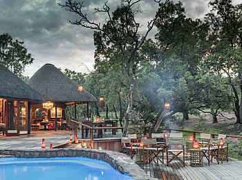 Camp Ndlovu: Hauptlodge mit Pool und Sonnendeck Camp Ndlovu: Hauptlodge mit Pool und Sonnendeck