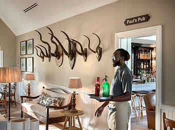 Kirkman's Kamp Lodge: Lounge mit Pub