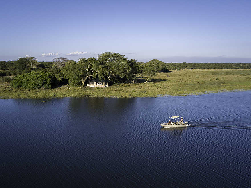 Kuthengo Camp: Boot vor dem Camp Kuthengo Camp: Boot vor dem Camp