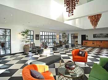 Latitude 0: Lounge am Empfang Latitude 0: Lounge am Empfang