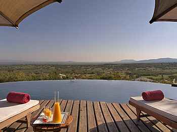 Mara Bushtops: Liegestühle und Pool