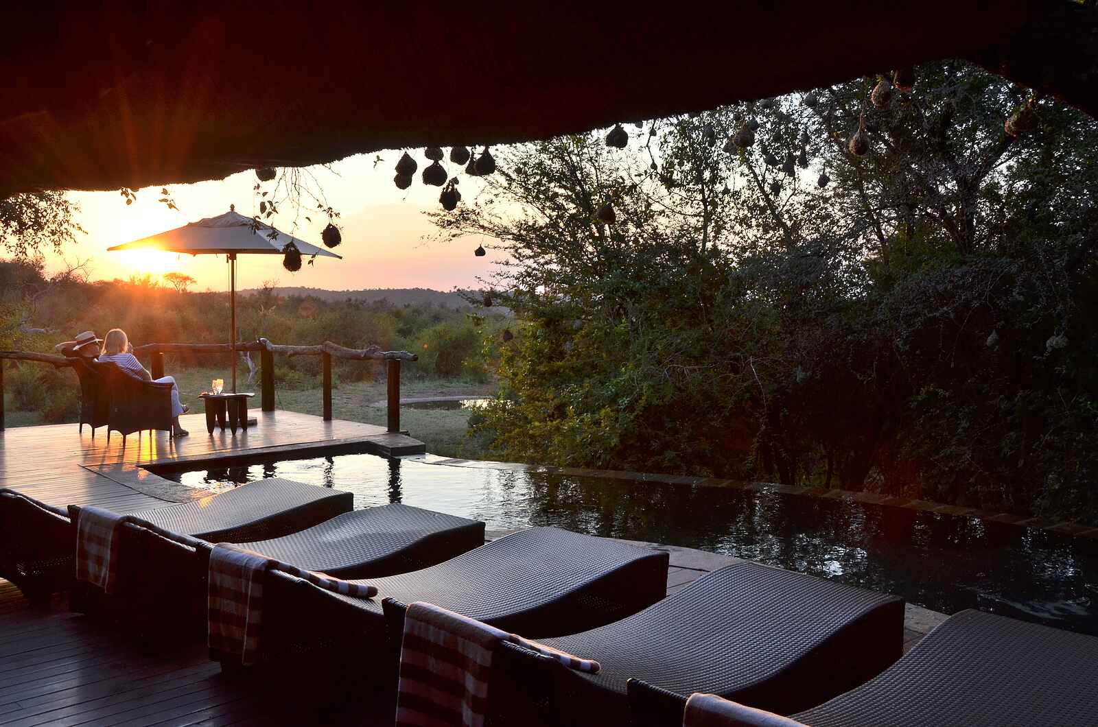 Motswiri Private Safari Lodge: Sonnenuntergang - von der Gemeinschaftsterrasse aus beobachtet. Motswiri Private Safari Lodge: Sonnenuntergang - von der Gemeinschaftsterrasse aus beobachtet.