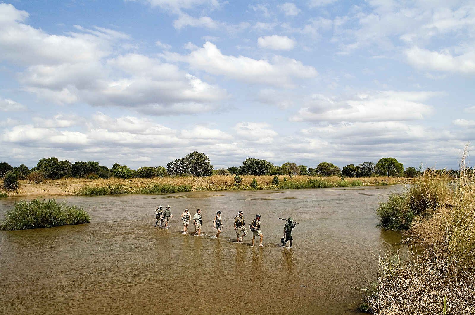 Mupamadzi Walking Safari: Flussdurchquerung Mupamadzi Walking Safari: Flussdurchquerung
