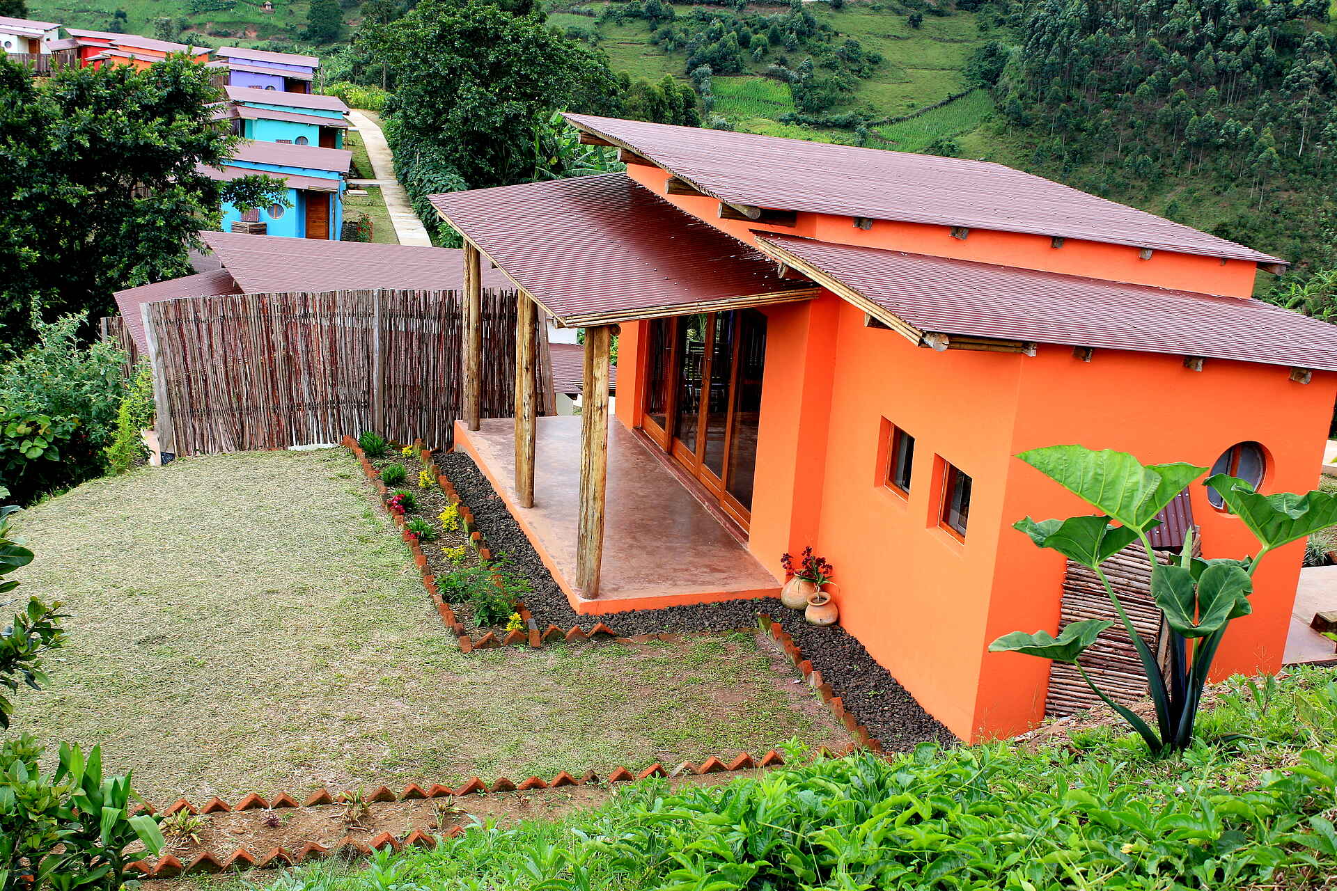 Bwindi Impenetrable Forest, Chameleon Hills Lodge, Gorilla tracking, Lake Mutanda, Außenansicht, Gästeunterkunft, Terrasse, Afrikarma, Afrikarma Safaris, Afrikarma Safaris - Wildnis. Hautnah., Afrikarma.de