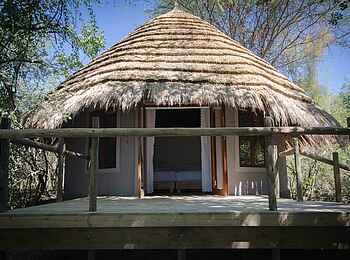 Chobe Bakwena Lodge: Gästechalet von außen
