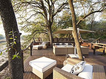 Dulini Lodge: Außenbereich der Lounge