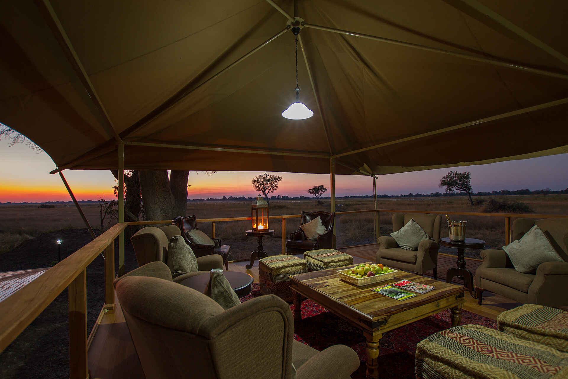 African Anthology, Kadizora Camp, Luxus Camp, Mapula Gudigwa, NG 12, Nördliches Delta, Abendstimmung, Bar, Boma, Feuerplatz, Hauptdeck, Lounge, Souvenirshop, Speisesaal, Zentralbereich, Afrikarma, Afrikarma Safaris, Afrikarma Safaris - Wildnis. Hautnah., Afrikarma.de