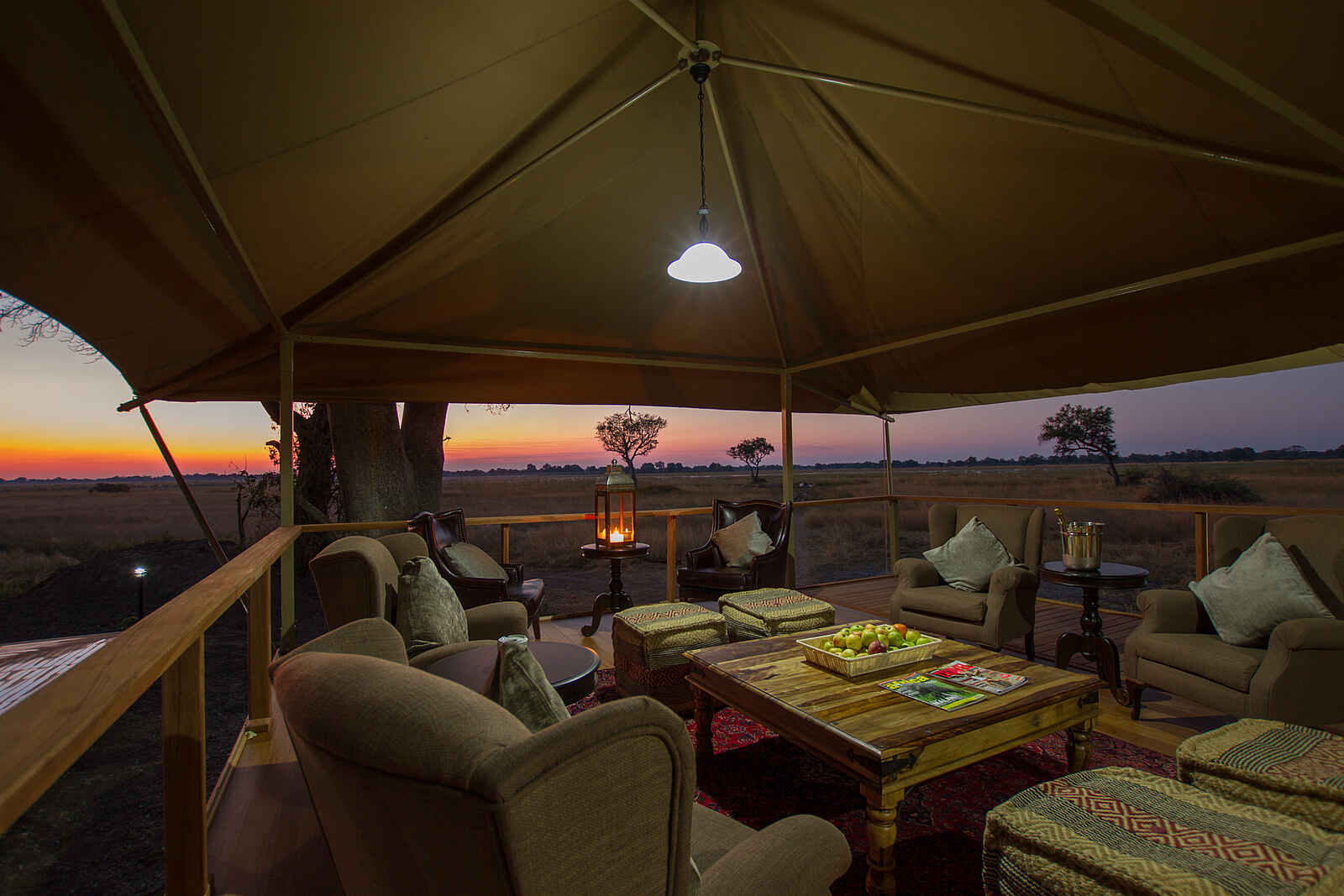 Kadizora Camp: Sitzgruppe auf der Bar-Plattform Kadizora Camp: Sitzgruppe auf der Bar-Plattform