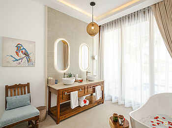 Kisiwa on the Beach: Im Bad