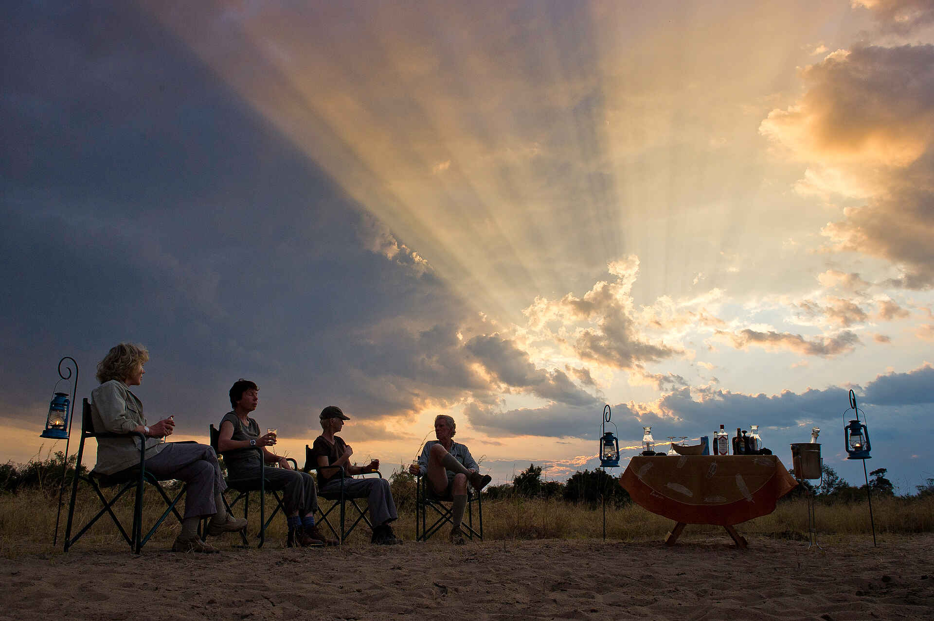 Kuyenda Bushcamp: Sundowner im Flussbett Kuyenda Bushcamp: Sundowner im Flussbett