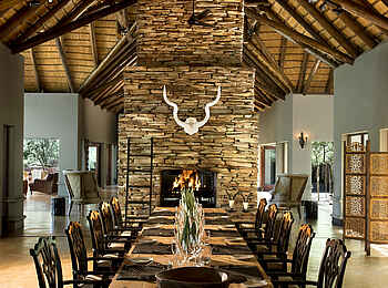 Lion Sands Tinga Lodge: Tafel