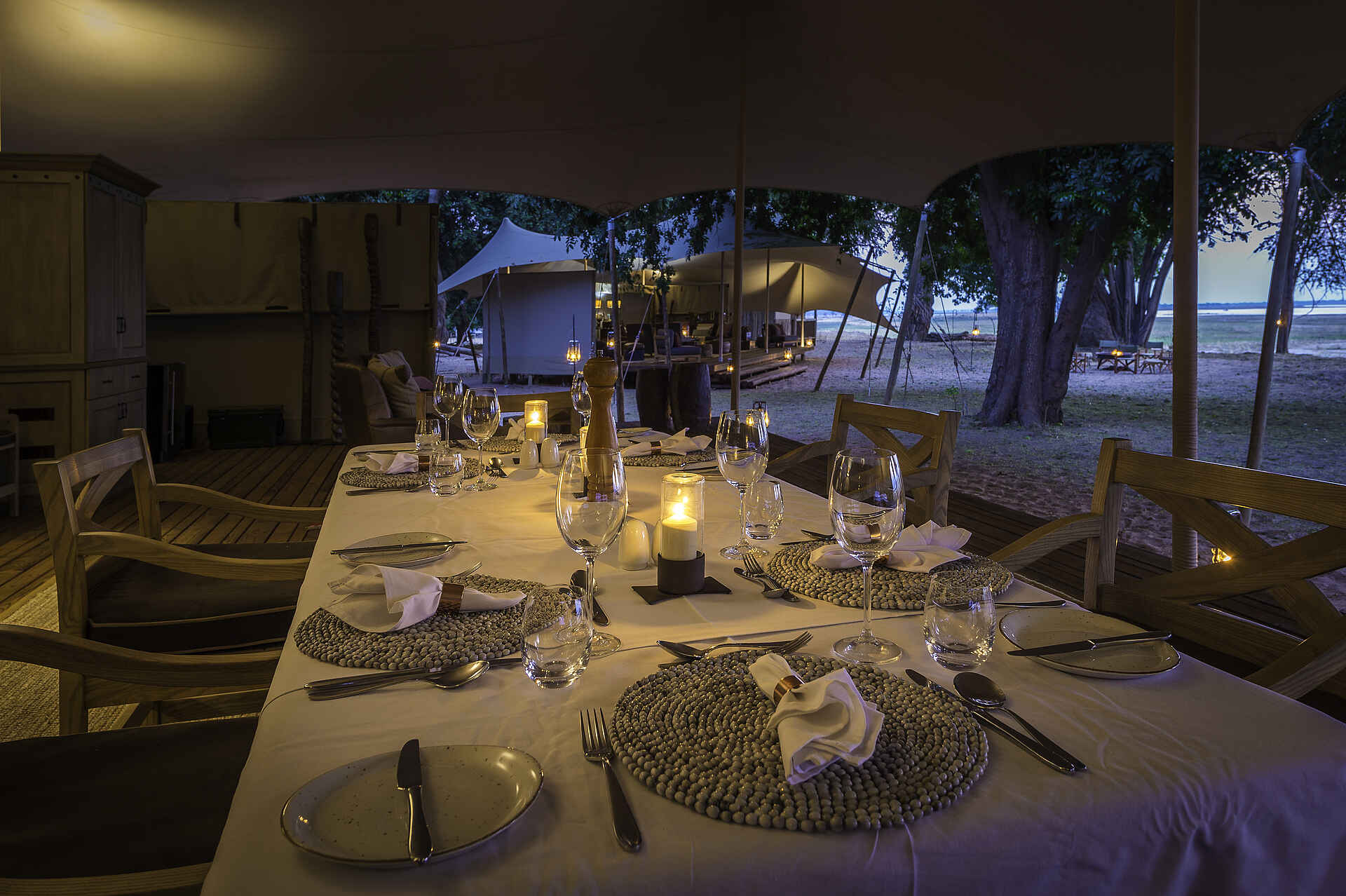 Little Ruckomechi Camp: Dinner Table Little Ruckomechi Camp, Mana Pools National Park, Sambesi, Wilderness Safaris, Esstisch, Speisezelt, Afrikarma, Afrikarma Safaris, Afrikarma Safaris - Wildnis. Hautnah., Afrikarma.de