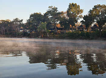 Lolelunga Private Reserve Lodge: Am Fluss Lunga