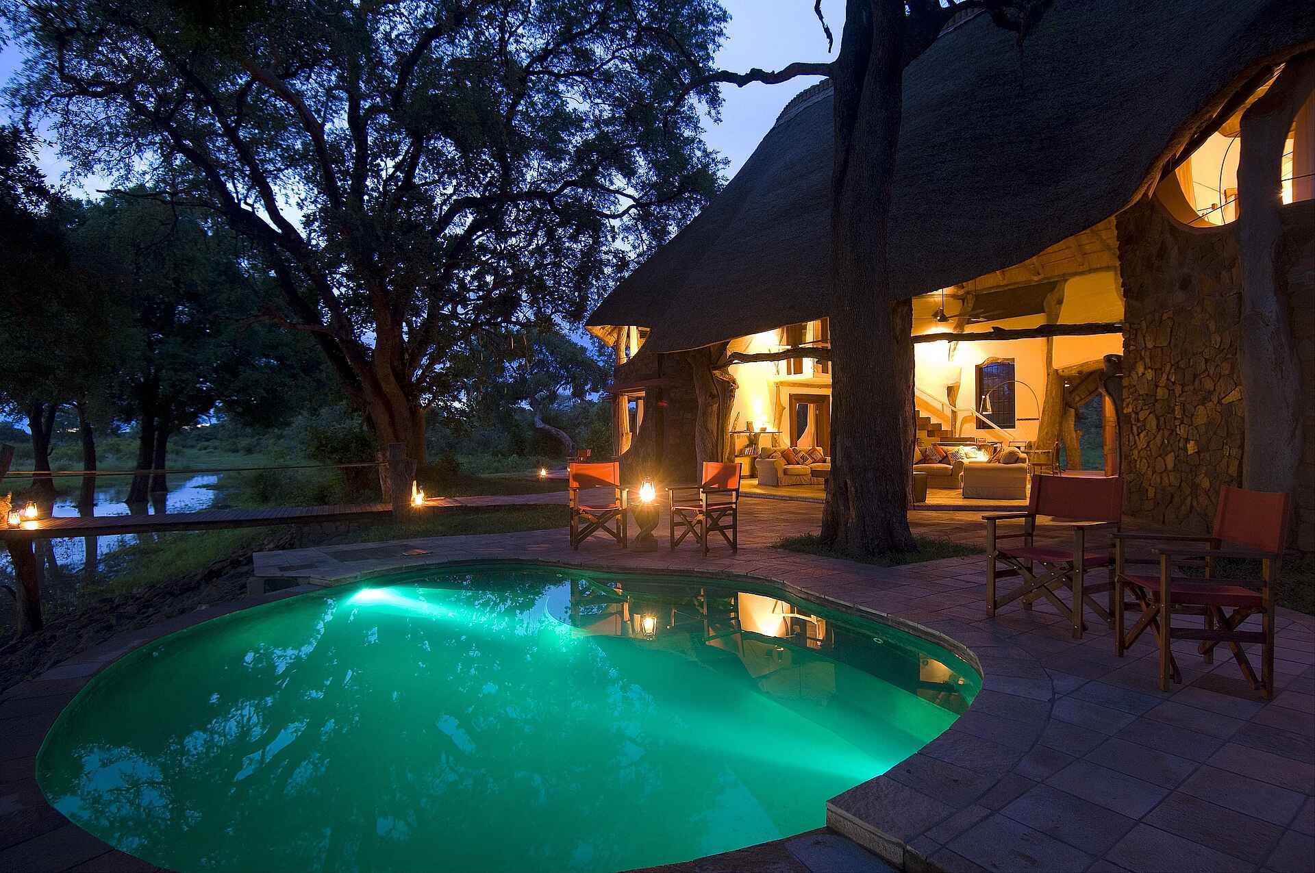 Luangwa Safari House: Beleuchteter Pool Gesamtansicht, Luangwa, Luangwa River, Luangwa Safari House, Luangwa-Tal, Robin Pope, RPS, South Luangwa National Park, Swimming-Pool, Terrasse, Pool, Swimming Pool, Afrikarma, Afrikarma.de, Robin Pope Safaris