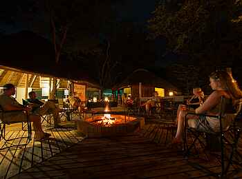 Mankwe Bush Lodge: Die Feuerstelle bei Nacht