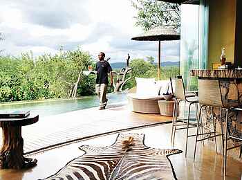 Molori Safari Lodge: Bar und Pool der Main Area