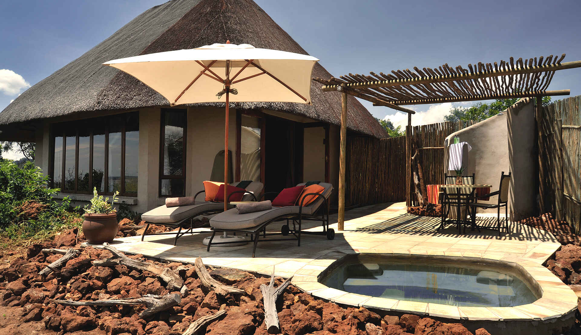 Ngoma Safari Lodge: Außenanlagen der Suite