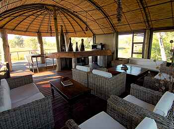 Nkasa Lupala Tented Lodge: Korbmöbel in der Lounge Nkasa Lupala Tented Lodge: Korbmöbel in der Lounge