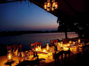 Old Mondoro Camp: Dinner am Flussufer