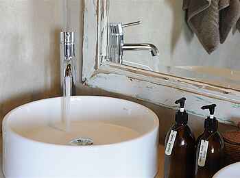 Onguma Bush Camp: Waterhole Chalet - Waschtisch