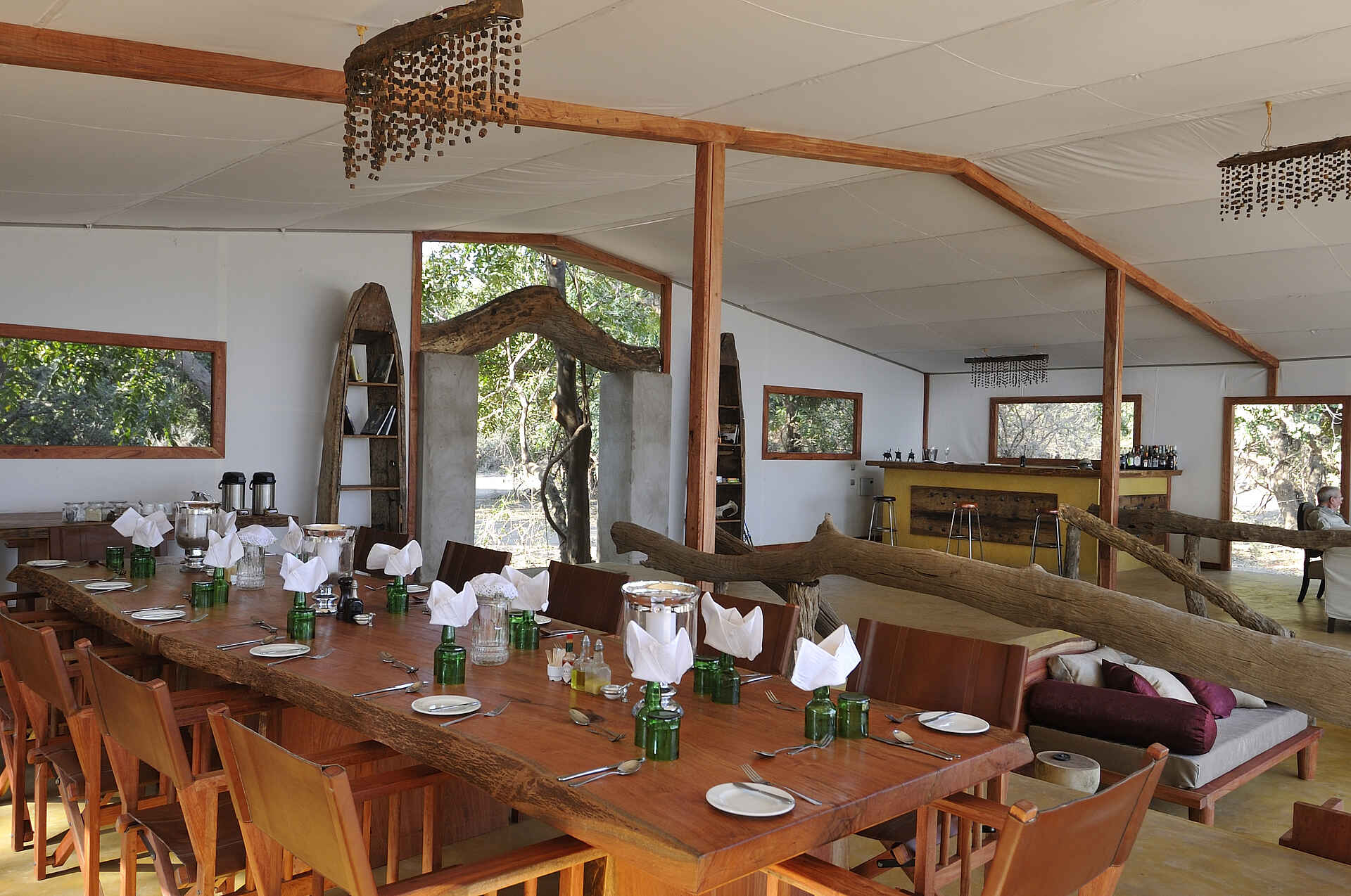 Kanu-Safari, Lower Zambezi National Park, Potato Bush Camp, Sambesi, Zambezi, Esstisch, Speisesaal, Afrikarma, Afrikarma Safaris, Afrikarma.de