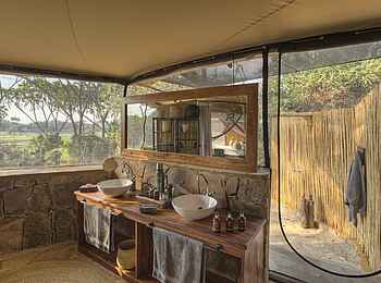 Roho ya Selous Camp: Bad mit Innen- / Außendusche Roho ya Selous Camp: Bad mit Innen- / Außendusche